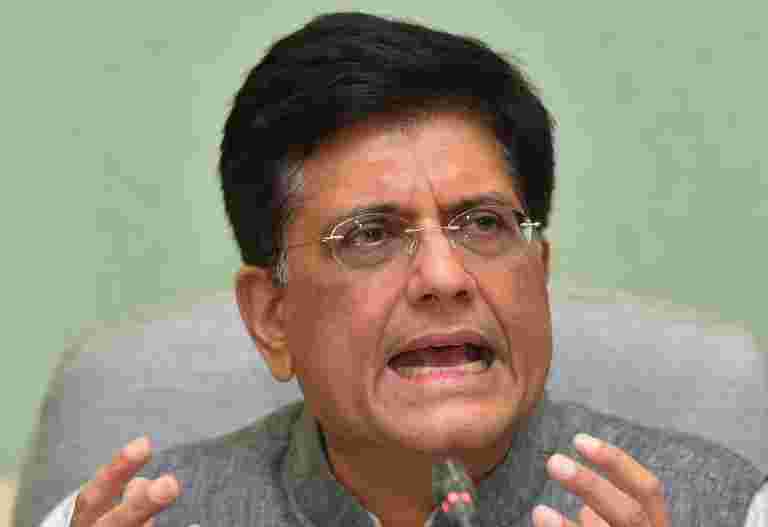 所有外国投资必须遵守土地的法律：在亚马逊行上的piyush goyal