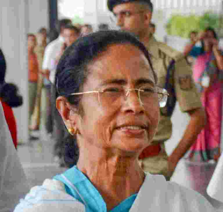 Mamata Banerjee说，Cents作弊国家与Demonetisation Scam说