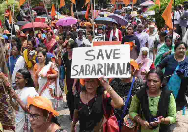 Sabarimala Temple周一开放，朝圣者抗议Erumeli